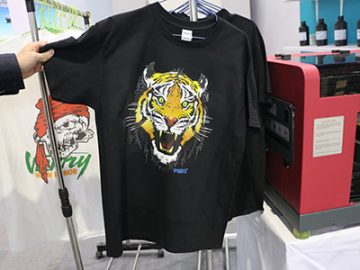 Schwarzes T-Shirt Display