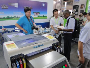 Kollegen sorgfältige Erklärungen